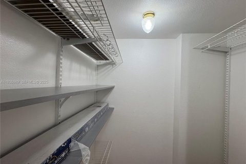 Condo in Miami, Florida, 1 bedroom  № 1994962 - photo 16