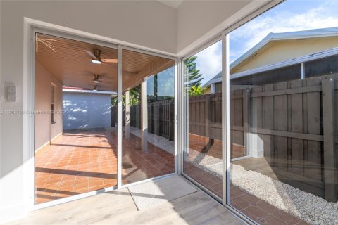 House in Miami, Florida 3 bedrooms, 154.68 sq.m. № 1956611 - photo 17