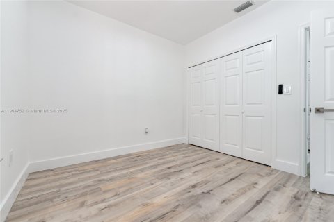 House in Miami, Florida 3 bedrooms, 154.68 sq.m. № 1956611 - photo 26