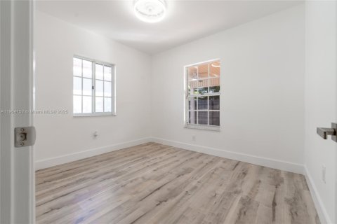 House in Miami, Florida 3 bedrooms, 154.68 sq.m. № 1956611 - photo 24