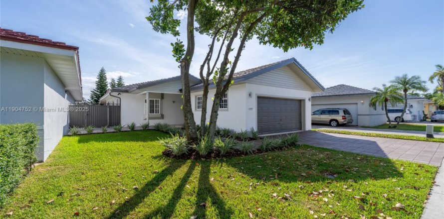 House in Miami, Florida 3 bedrooms, 154.68 sq.m. № 1956611