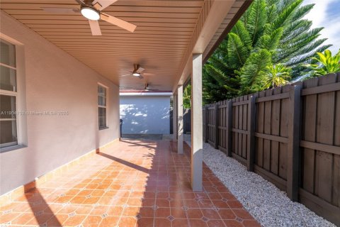 House in Miami, Florida 3 bedrooms, 154.68 sq.m. № 1956611 - photo 29