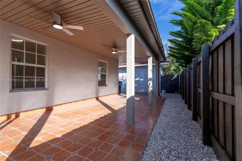 House in Miami, Florida 3 bedrooms, 154.68 sq.m. № 1956611 - photo 30