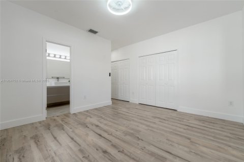 House in Miami, Florida 3 bedrooms, 154.68 sq.m. № 1956611 - photo 20
