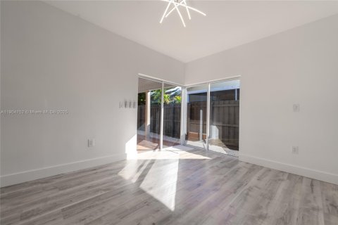 House in Miami, Florida 3 bedrooms, 154.68 sq.m. № 1956611 - photo 16