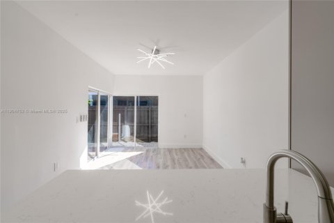 House in Miami, Florida 3 bedrooms, 154.68 sq.m. № 1956611 - photo 14