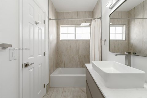 House in Miami, Florida 3 bedrooms, 154.68 sq.m. № 1956611 - photo 22