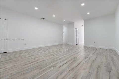 House in Miami, Florida 3 bedrooms, 154.68 sq.m. № 1956611 - photo 7