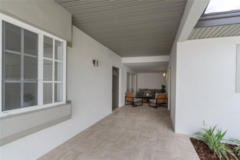 House in Miami, Florida 3 bedrooms, 154.68 sq.m. № 1956611 - photo 5