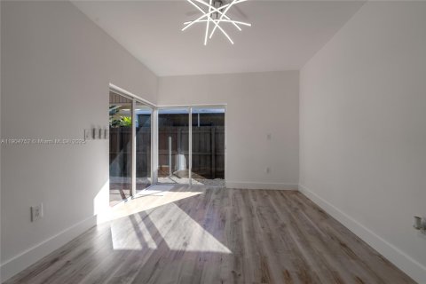 House in Miami, Florida 3 bedrooms, 154.68 sq.m. № 1956611 - photo 15