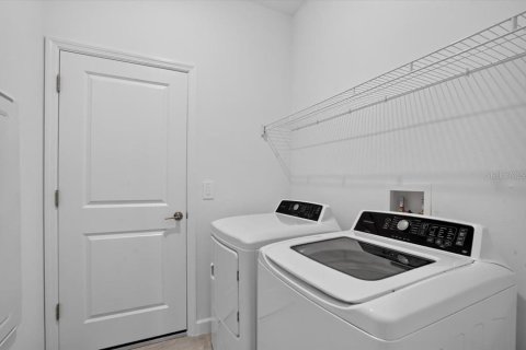 House in LORRAINE LAKES in Bradenton, Florida 2 bedrooms, 144.65 sq.m. № 2398346 - photo 28