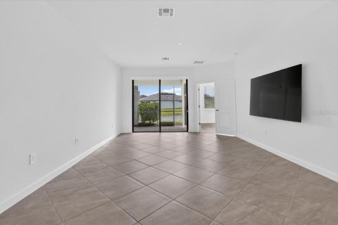 House in LORRAINE LAKES in Bradenton, Florida 2 bedrooms, 144.65 sq.m. № 2398346 - photo 18