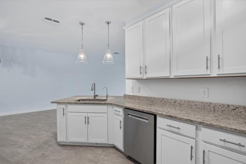 House in LORRAINE LAKES in Bradenton, Florida 2 bedrooms, 144.65 sq.m. № 2398346 - photo 24