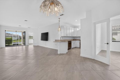 House in LORRAINE LAKES in Bradenton, Florida 2 bedrooms, 144.65 sq.m. № 2398346 - photo 13