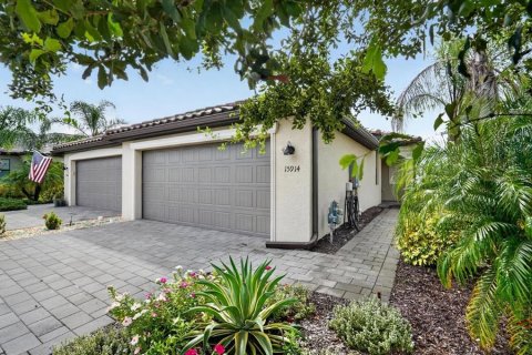 House in LORRAINE LAKES in Bradenton, Florida 2 bedrooms, 144.65 sq.m. № 2398346