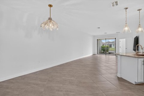House in LORRAINE LAKES in Bradenton, Florida 2 bedrooms, 144.65 sq.m. № 2398346 - photo 11