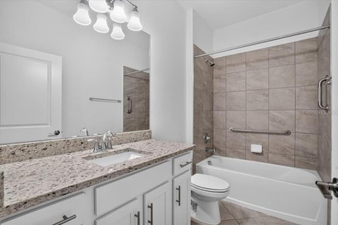 House in LORRAINE LAKES in Bradenton, Florida 2 bedrooms, 144.65 sq.m. № 2398346 - photo 26