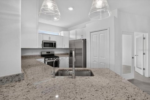 House in LORRAINE LAKES in Bradenton, Florida 2 bedrooms, 144.65 sq.m. № 2398346 - photo 21