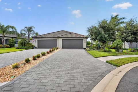 House in LORRAINE LAKES in Bradenton, Florida 2 bedrooms, 144.65 sq.m. № 2398346 - photo 2