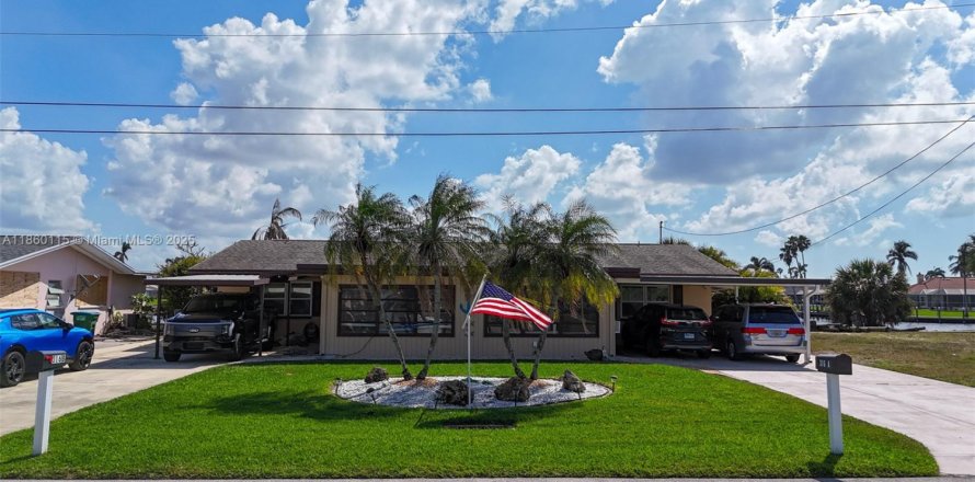 Propiedad comercial en Cape Coral, Florida № 1897231