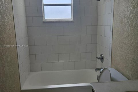 Condominio en alquiler en Plantation, Florida, 2 dormitorios, 117.06 m2 № 1895284 - foto 11
