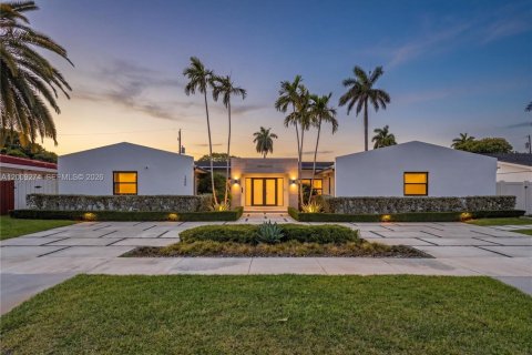 Casa en Miami, Florida 5 dormitorios, 302.95 m2 № 2090001