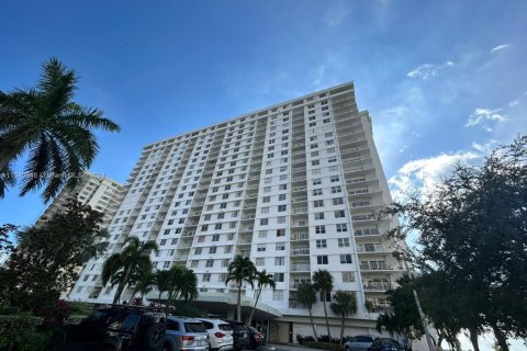 Copropriété à vendre à Sunny Isles Beach, Floride: 2 chambres, 125.42 m2 № 1985214 - photo 1