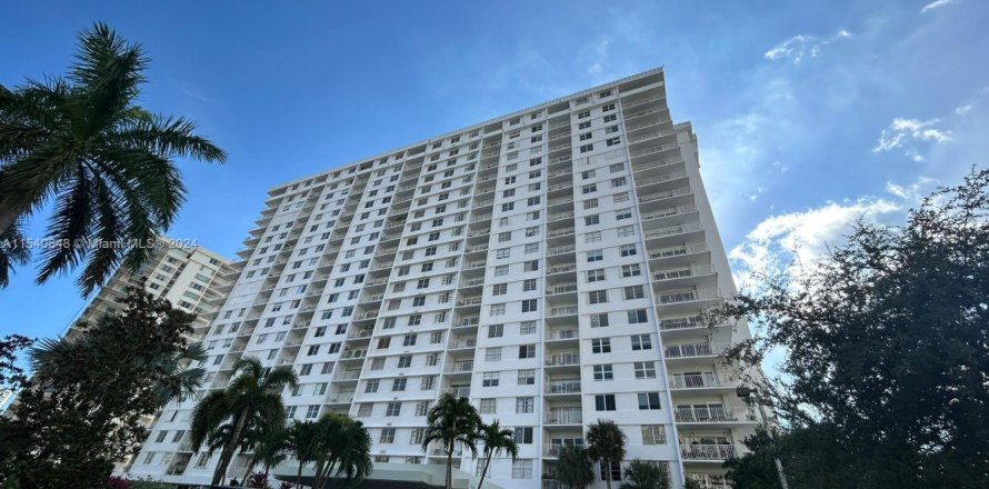 Condo à Sunny Isles Beach, Floride, 2 chambres № 1985214