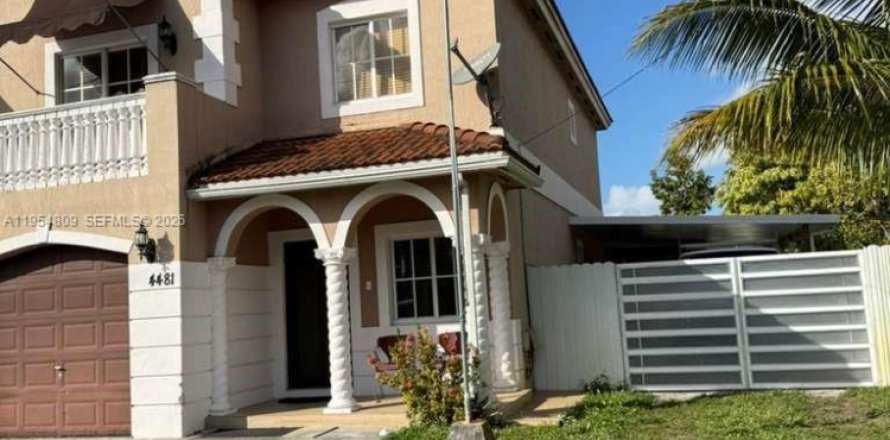 Таунхаус в Майами-Гарденс, Флорида 4 спальни, 154.78м2 № 2008463