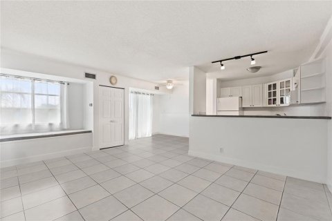 Condo in Saint Petersburg, Florida, 2 bedrooms № 2228449 - photo 19