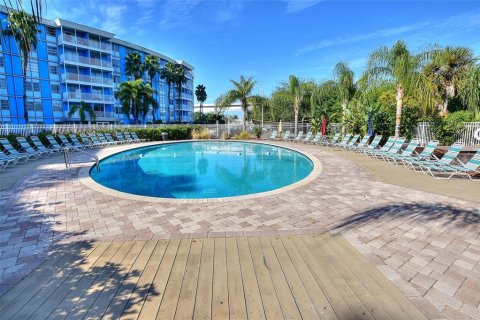 Condo in Saint Petersburg, Florida, 2 bedrooms № 2228449 - photo 9