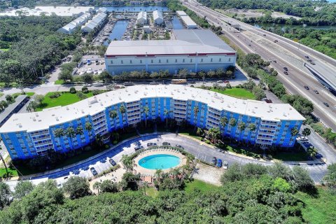 Condo in Saint Petersburg, Florida, 2 bedrooms № 2228449