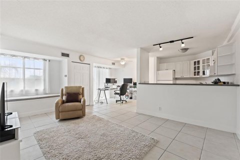 Condo in Saint Petersburg, Florida, 2 bedrooms № 2228449 - photo 20