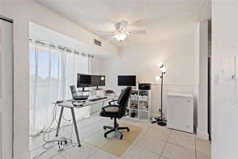 Condo in Saint Petersburg, Florida, 2 bedrooms № 2228449 - photo 25