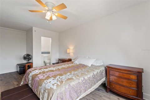 Condo in Saint Petersburg, Florida, 2 bedrooms № 2228449 - photo 13