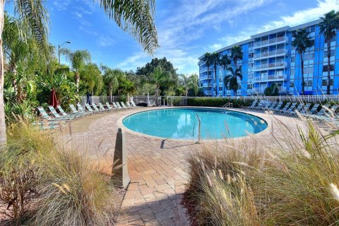 Condo in Saint Petersburg, Florida, 2 bedrooms № 2228449 - photo 10