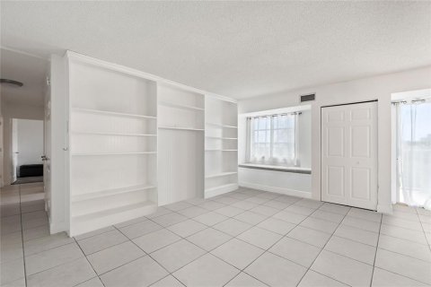 Condo in Saint Petersburg, Florida, 2 bedrooms № 2228449 - photo 22
