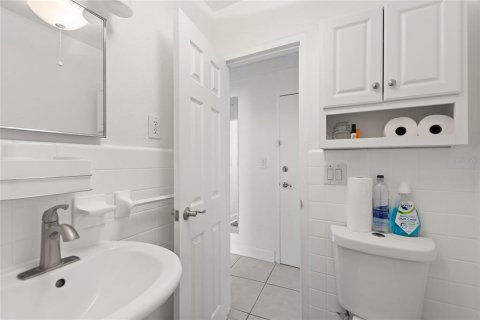 Condo in Saint Petersburg, Florida, 2 bedrooms № 2228449 - photo 18