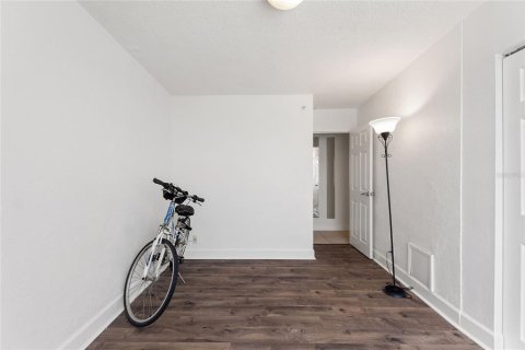 Condo in Saint Petersburg, Florida, 2 bedrooms № 2228449 - photo 16