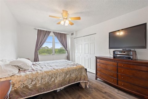 Condo in Saint Petersburg, Florida, 2 bedrooms № 2228449 - photo 12