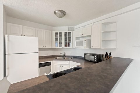 Condo in Saint Petersburg, Florida, 2 bedrooms № 2228449 - photo 28