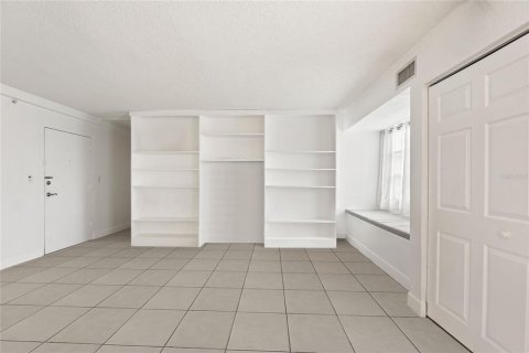 Condo in Saint Petersburg, Florida, 2 bedrooms № 2228449 - photo 24