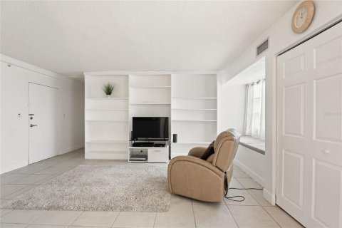Condo in Saint Petersburg, Florida, 2 bedrooms № 2228449 - photo 23