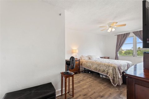 Condo in Saint Petersburg, Florida, 2 bedrooms № 2228449 - photo 11