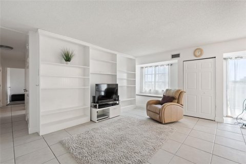 Condo in Saint Petersburg, Florida, 2 bedrooms № 2228449 - photo 21