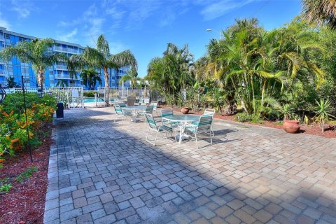 Condo in Saint Petersburg, Florida, 2 bedrooms № 2228449 - photo 8