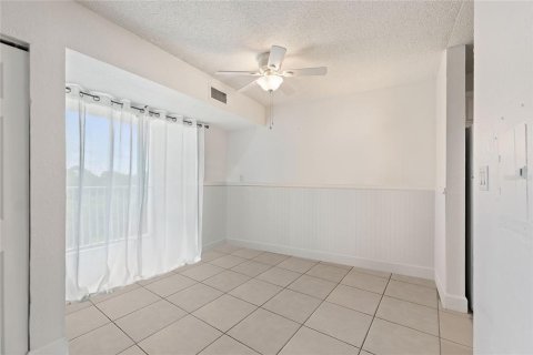 Condo in Saint Petersburg, Florida, 2 bedrooms № 2228449 - photo 26