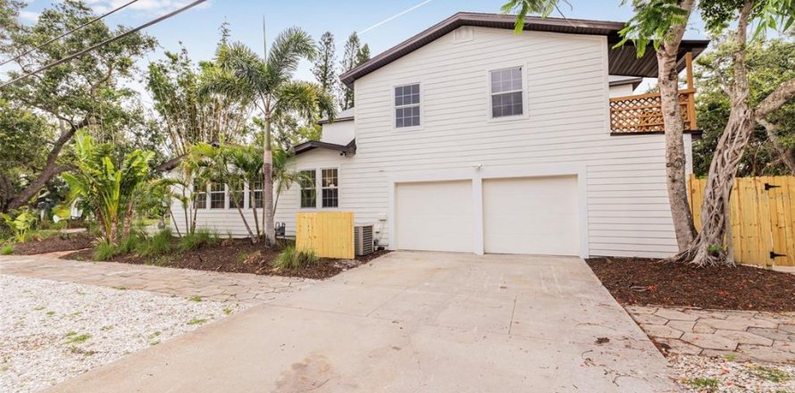 Villa ou maison à Saint Petersburg, Floride 8 chambres, 416.67 m2 № 1910824