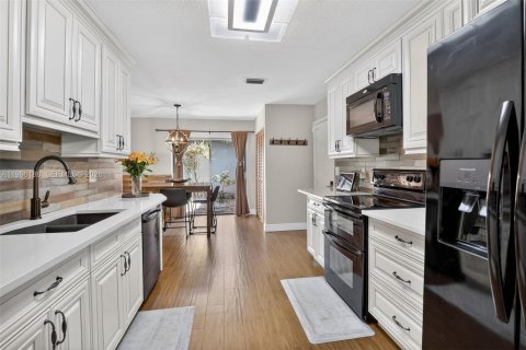 House in Plantation, Florida 4 bedrooms, 203.08 sq.m. № 2059111 - photo 13