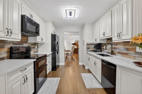 House in Plantation, Florida 4 bedrooms, 203.08 sq.m. № 2059111 - photo 15